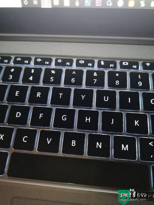 华为笔记本键盘灯怎么开_华为笔记本电脑键盘亮灯按哪个键 